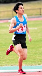 中学男子８００メートルで大会新記録をマークして優勝した福長正翔＝どらドラパーク米子陸上競技場