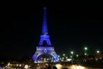 　イスラエル国旗の青と白色にライトアップされたパリの観光名所エッフェル塔＝９日（ＡＰ＝共同）