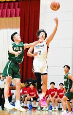 決勝リーグ男子・鳥取城北－米子松蔭　鳥取城北は第１クオーターで内山（７）がシュートを決めて１２―４とリードを広げる＝三朝町総合スポーツセンター