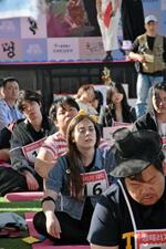 　１２日、ソウルで開かれた「漢江ぼーっとする大会」の参加者（共同）