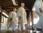 　京都・東本願寺で、僧侶になるための儀式「得度式」に向かう子どもたち＝４日午前