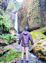 つく米神社近くの権現滝。切り立った崖のゴルジュを３段で流れ落ちている。かつては海の底で貝の化石が見つかっている