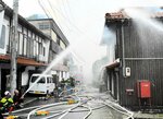 白煙に包まれる現場＝８月８日、江府町江尾