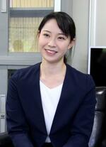 　９月、神奈川県鎌倉市役所で記者会見するみずほ銀行員の加藤千華さん。１０月の衆院選には銀行員のまま立候補した