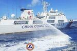 　５日、南シナ海のアユンギン礁付近で、放水砲を使ってフィリピンの船を妨害する中国海警局の艦船（フィリピン沿岸警備隊提供・共同）