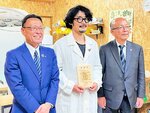 中村町長（右）から感謝状を受け取った藤井代表（中央）