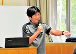 みかた残酷マラソンでのおもてなしを紹介する久保井さん＝鳥取市のとりぎん文化会館