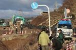 　能登半島地震で寸断され、復旧工事が進められる石川県輪島市の道路＝１１日午後