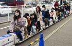 　新高岡駅周辺で開かれたミニ新幹線の乗車体験イベント＝１５日午前、富山県高岡市