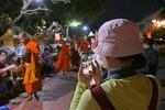 　ラオス・ルアンプラバンで、僧侶を撮影する観光客＝２０２４年１月（共同）