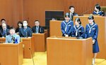 竹口町長（左前列）に一般質問する生徒ら