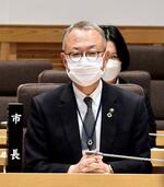 　栃木県佐野市議会に出席した金子裕市長＝１２日午後