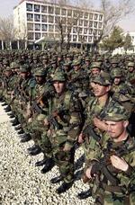 　アフガニスタンの首都カブール郊外の訓練施設で行われた国軍第６大隊卒業式＝２００３年１月２日撮影（共同）