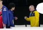 　体操世界選手権の試合会場で再会した日本の内村航平コーチ（左）とウクライナ代表のオレグ・ベルニャエフ＝アントワープ（共同）