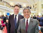 　実業家のイーロン・マスク氏（左）と岩屋外相（岩屋氏のフェイスブックから）