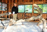 賀露神社境内に展示されている北前船の大いかり。貝殻や石がいかりを覆い、北前船の歴史を物語る