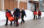 救助活動を終えた隊員ら＝１２日午後２時２５分ごろ、鳥取県大山町大山