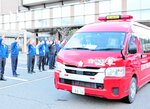 職員に見送られながら金沢市へ出発する災害活動車＝１１日、香美町役場本庁舎前の駐車場