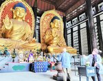 巨大な釈迦像に手を合わせる参拝客ら＝１９日、香美町村岡区川会の長楽寺