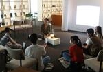 　大阪公立大准教授のハナムラチカヒロさん（中央）と若者が対話する「ヒトの学校」＝大阪市浪速区