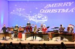 クリスマスソングを演奏する出演者ら＝２２日、湯梨浜町はわい長瀬のハワイアロハホール