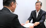 要望書を手渡す銀杏会長（右）＝５日、鳥取市浜坂の鳥取砂丘フィールドハウス