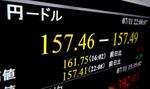 　一時１ドル＝１５７円台を付けた円相場を示すモニター＝１１日夜、東京・東新橋