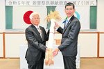 馬田さん（右）から献穀米の稲穂を引き継いだ富山さん＝１日、大山町役場本庁舎