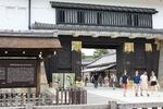 　二条城を訪れる訪日客ら＝６月、京都市内