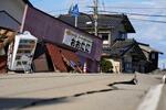 　地震でひび割れた道路や倒壊した建物＝２９日午後、石川県珠洲市大谷町