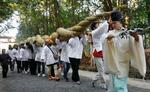　奈良県桜井市の大神神社で、かけ替える大しめ縄を拝殿前に運ぶ人たち＝１０日