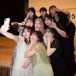 仲間で写真を撮り合う出席者＝１５日、伯耆町宇代