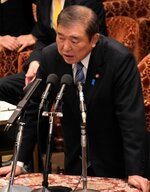 答弁する石破首相＝３日、国会内