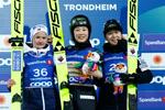 　ノルディックスキー複合女子で優勝した葛西優奈（中央）と３位に入った双子の妹、春香（右）＝トロンヘイム（共同）