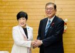 　東京都の小池百合子知事（左）と握手する石破首相＝７日午後、首相官邸