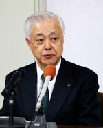 　記者会見する日本原子力発電の村松衛社長＝１０日午前、福井県庁