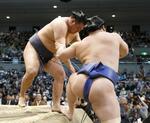 　豊昇龍（左）が寄り切りで若隆景を下す＝エディオンアリーナ大阪