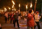 　「稲むらの火祭り」で、たいまつを手に歩く町民ら＝２１日夜、和歌山県広川町