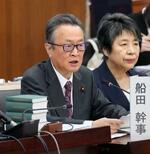 　衆院憲法審査会で発言する自民党の船田元氏（左）＝１３日午前