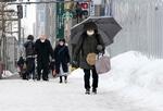 　札幌市内で雪道を歩く人たち＝１２日午後