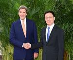 　ケリー米大統領特使（左）と握手する中国の韓正国家副主席＝１９日、北京（新華社＝共同）