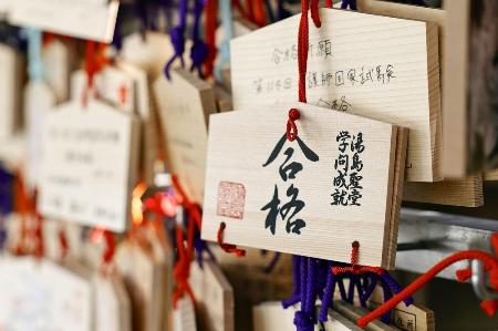 　本格的な受験シーズンを迎え、学問の神様を祭る湯島天神に合格祈願のため大勢の受験生や保護者らが参拝に訪れている。奉納された４万枚を超す絵馬の文字から真剣な思いが伝わる＝１４日、東京都文京区