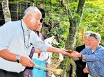 杯に入れた酒の状態を確かめる氏子ら＝１日、新温泉町久斗山の大杉神社