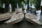 　「御船祭」を前に、熊野速玉大社の倉庫から出された木造船＝９日、和歌山県新宮市