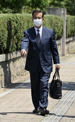　初公判のため、広島地裁に向かう元広島市議の木戸経康被告＝７月