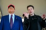 　２０２４年１１月、米テキサス州でイーロン・マスク氏（右）と話すトランプ氏（ロイター＝共同）