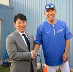 　中日キャンプを視察に訪れ、井上監督（右）と握手する日本代表の井端監督＝北谷