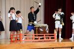 　祭りの太鼓を披露する打ち手と児童ら＝６月、石川県七尾市