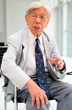 空襲時の恐怖を語る近藤さん＝６日、東京都国分寺市