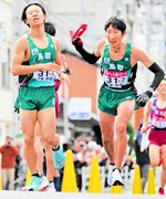 全国都道府県対抗駅伝としてラストランとなった第２９回大会でたすきを受け取る岡本（右）＝２０２４年１月、広島市